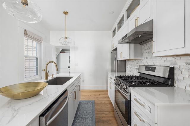 17 Old Beach Road, Newport, RI 02840