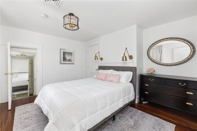 17 Old Beach Road, Newport, RI 02840