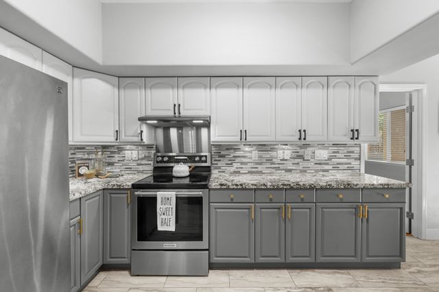 12 Areca Pl, Lahaina, HI 96761