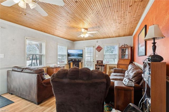 59 Woods LN, Hampton, VA 23666