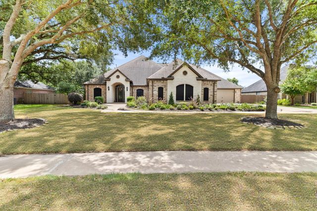 1105 Oak Park Drive, Angleton, TX 77515