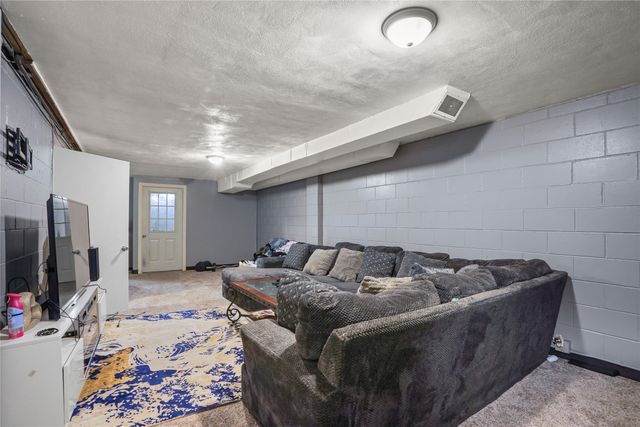 3225 Easton Boulevard, Des Moines, IA 50317