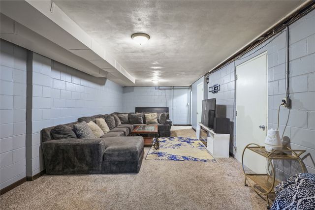 3225 Easton Boulevard, Des Moines, IA 50317