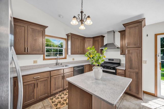 10514 N SCHOPP Lane, Peoria, IL 61615