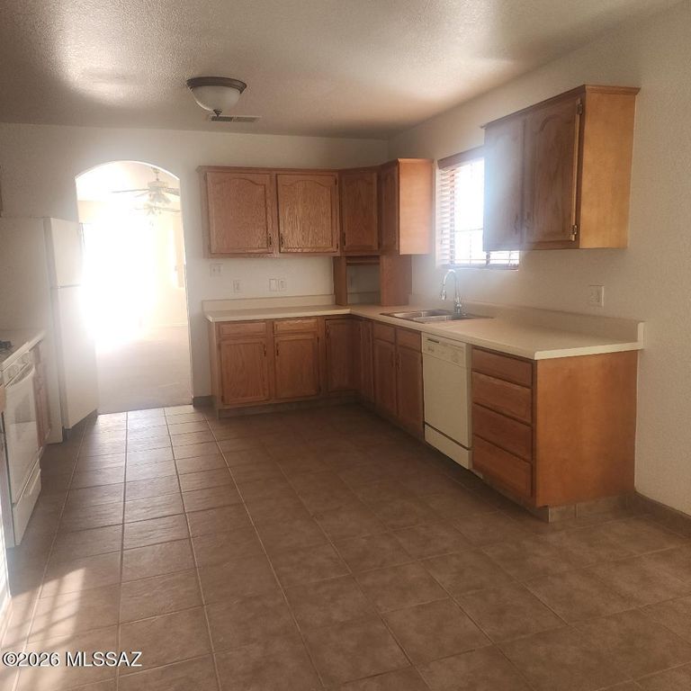 Image 5 of property listing at 829 E Calle Esplendor, Nogales, AZ 85621