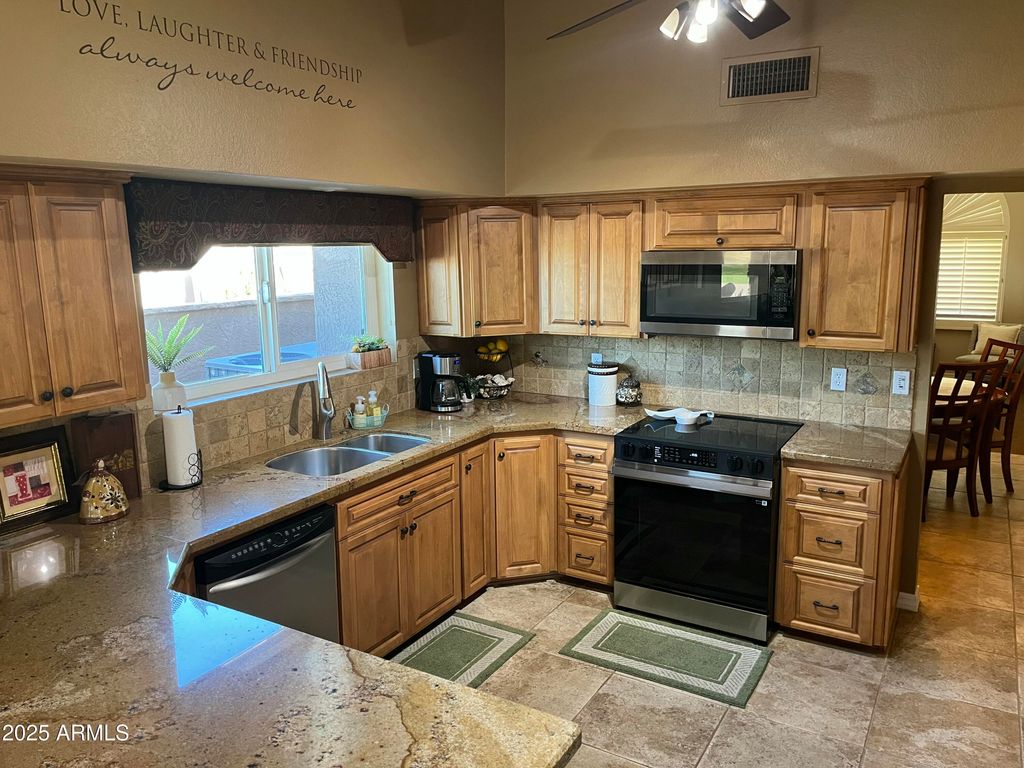 Image 19 of property listing at 586 W CASA GRANDE LAKES Boulevard N, Casa Grande, AZ 85122