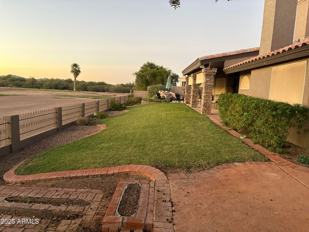 Image 6 of property listing at 586 W CASA GRANDE LAKES Boulevard N, Casa Grande, AZ 85122