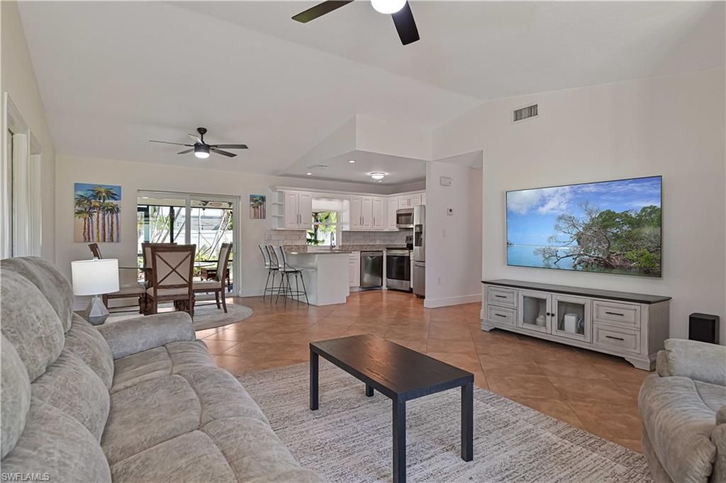 Image 11 of property listing at 313 SE 3rd ST, Cape Coral, FL 33990