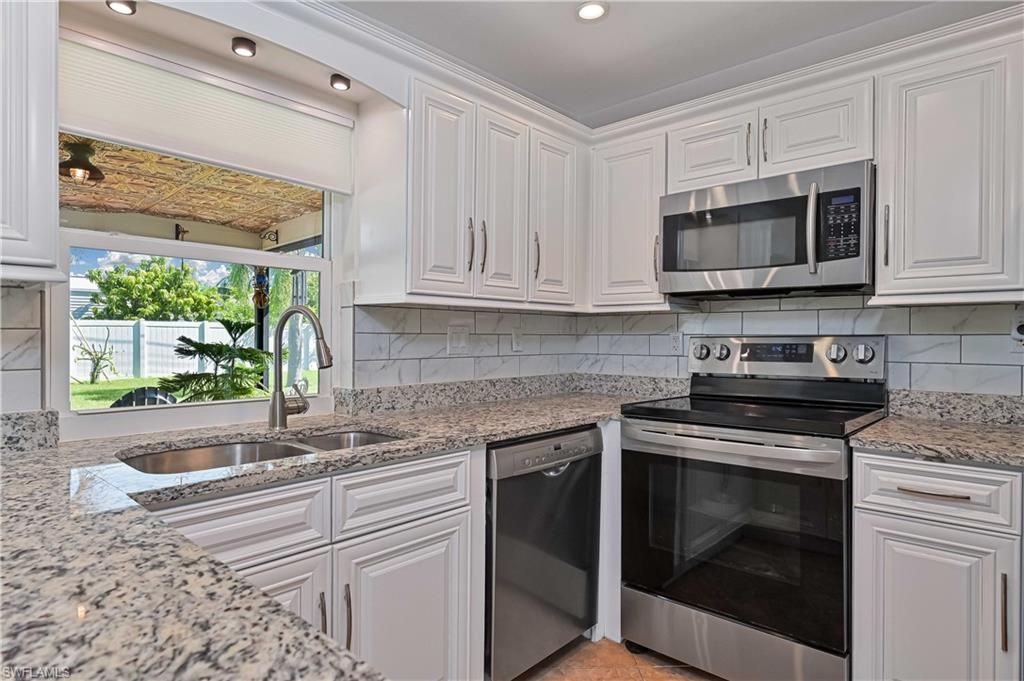 Image 13 of property listing at 313 SE 3rd ST, Cape Coral, FL 33990