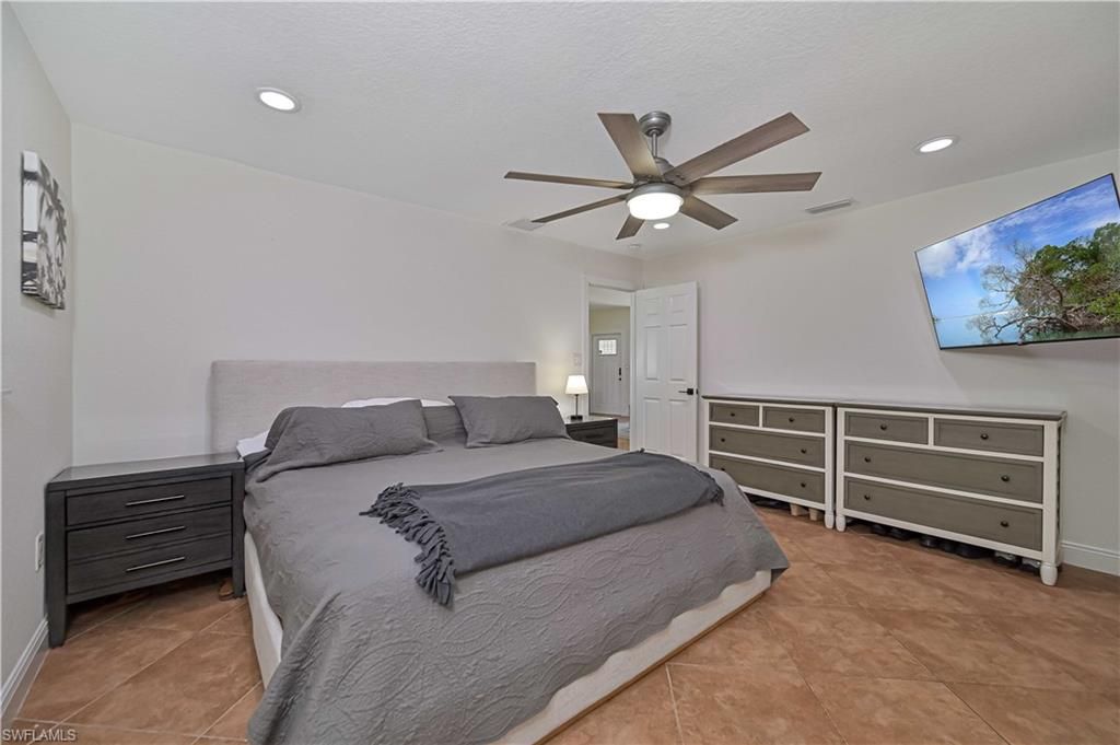 Image 18 of property listing at 313 SE 3rd ST, Cape Coral, FL 33990