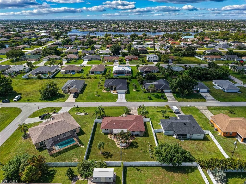 Image 7 of property listing at 313 SE 3rd ST, Cape Coral, FL 33990