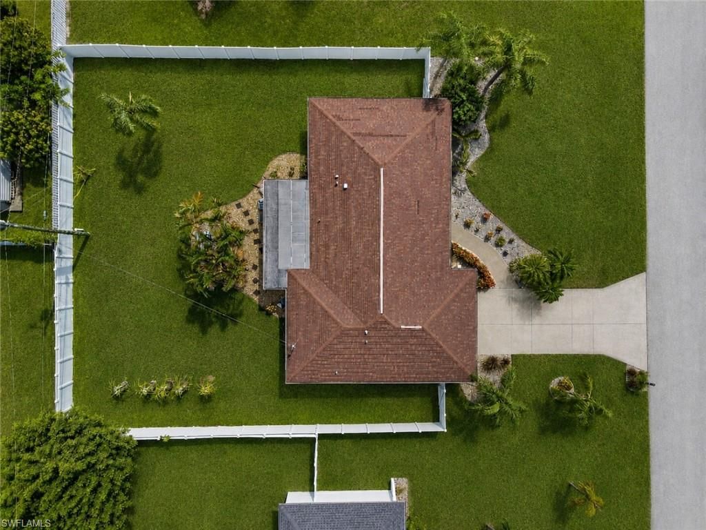 Image 8 of property listing at 313 SE 3rd ST, Cape Coral, FL 33990