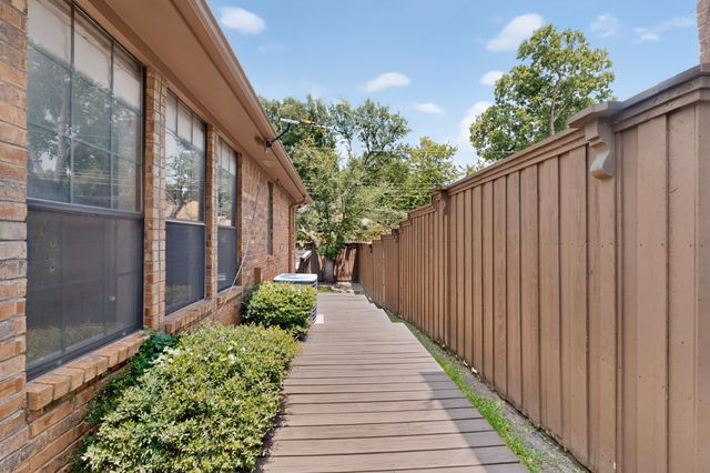 1216 Olde Towne Drive, Irving, TX 75061