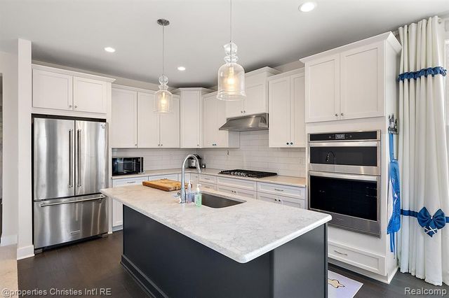 5545 Helmsdale Boulevard, West Bloomfield, MI 48322