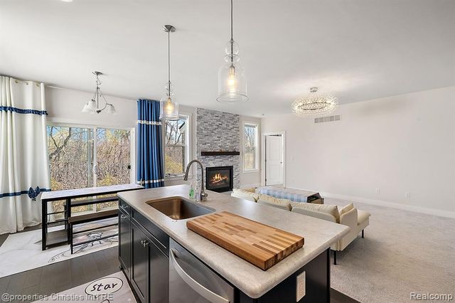 5545 Helmsdale Boulevard, West Bloomfield, MI 48322