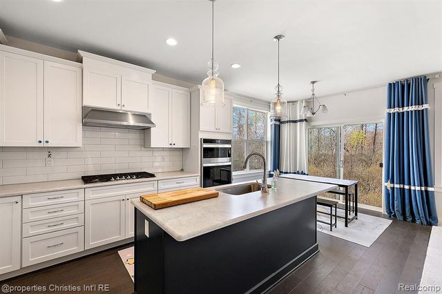 5545 Helmsdale Boulevard, West Bloomfield, MI 48322