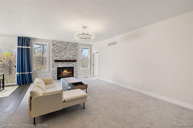 5545 Helmsdale Boulevard, West Bloomfield, MI 48322