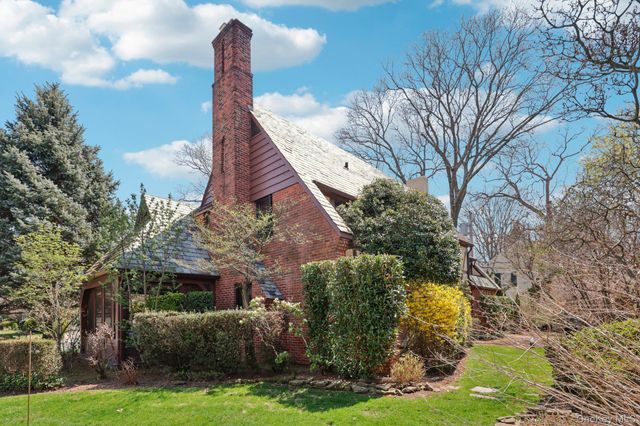 12 Sutton Place, Rockville Centre, NY 11570