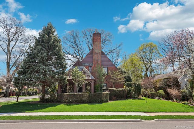 12 Sutton Place, Rockville Centre, NY 11570
