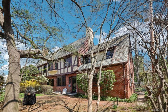 12 Sutton Place, Rockville Centre, NY 11570