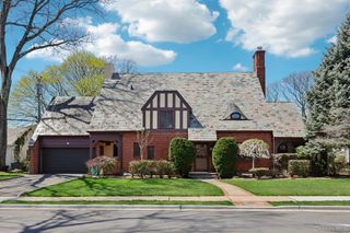 12 Sutton Place, Rockville Centre, NY 11570