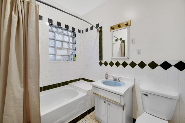 511 E 3rd Avenue, Joliet, IL 60433