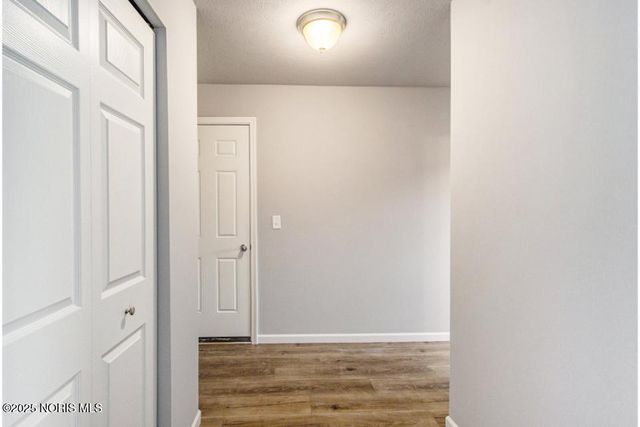 160 Meadowgate Drive, Walbridge, OH 43465