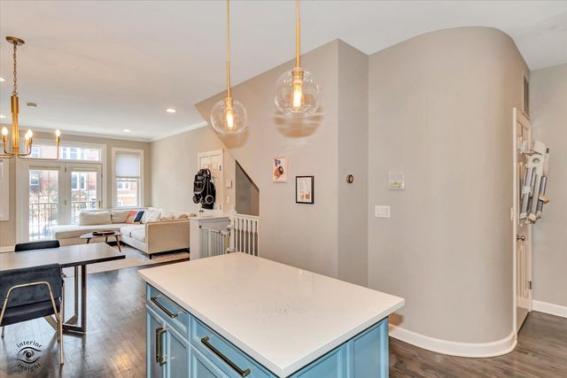 3640 N Damen Avenue 1, Chicago, IL 60618