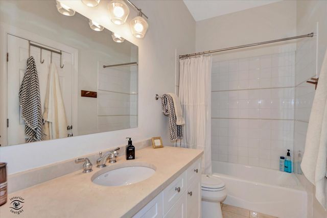 3640 N Damen Avenue 1, Chicago, IL 60618