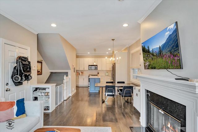 3640 N Damen Avenue 1, Chicago, IL 60618