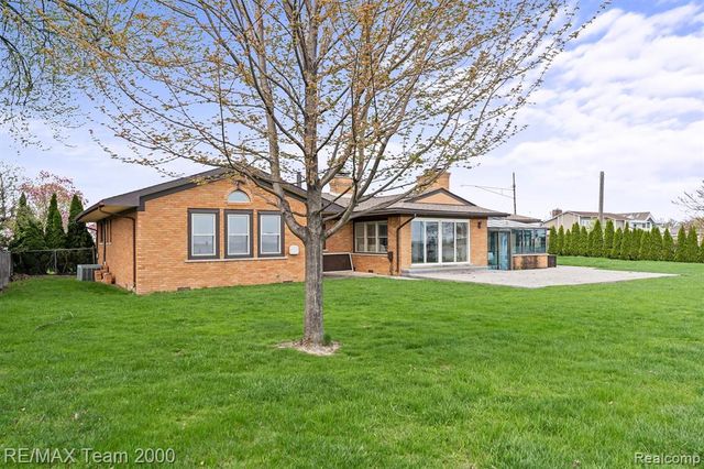 22624 Rio Vista Street, Saint Clair Shores, MI 48081