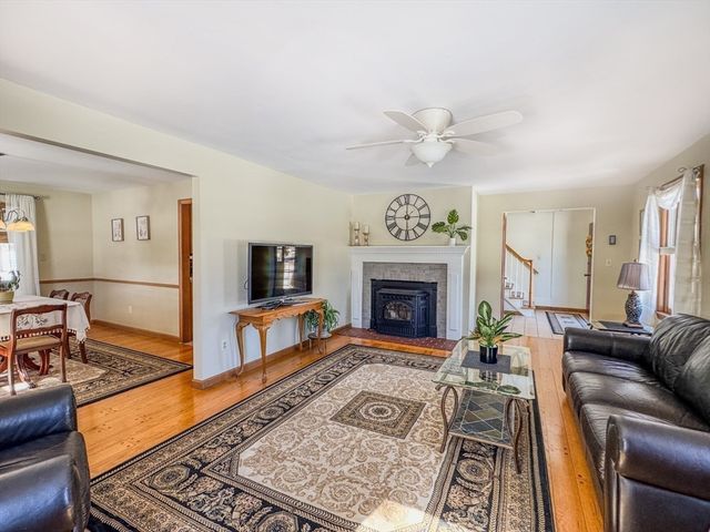 714 Colrain Rd, Greenfield, MA 01301