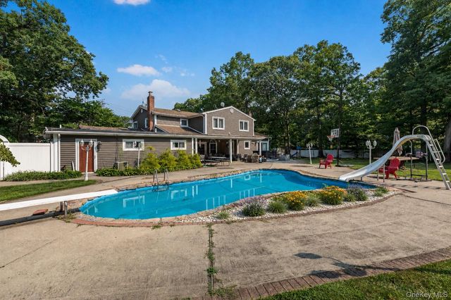 1 Whispering Court, Dix Hills, NY 11746