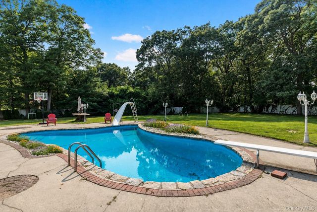 1 Whispering Court, Dix Hills, NY 11746