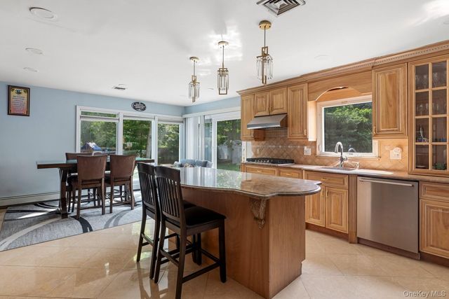 1 Whispering Court, Dix Hills, NY 11746