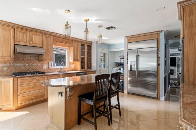 1 Whispering Court, Dix Hills, NY 11746