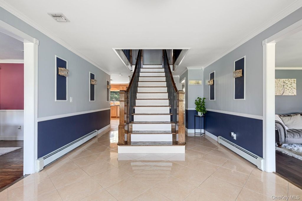 1 Whispering Court, Dix Hills, NY 11746 — photo 3