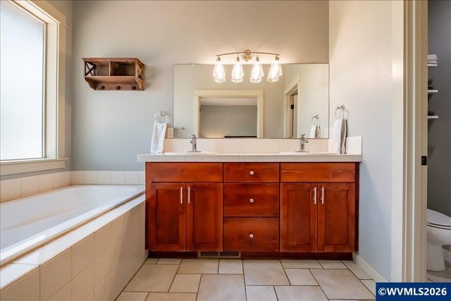 1292 Barnabas St NW, Salem, OR 97304