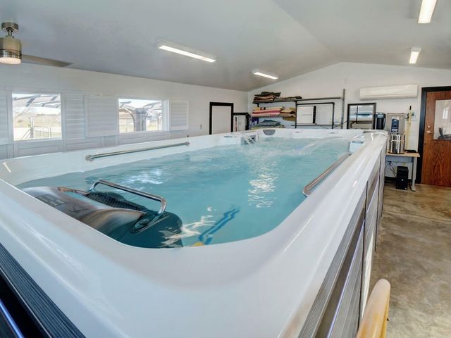 142 Zimmerhanzel Road, Flatonia, TX 78941