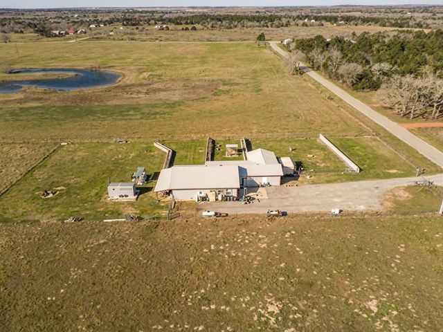 142 Zimmerhanzel Road, Flatonia, TX 78941