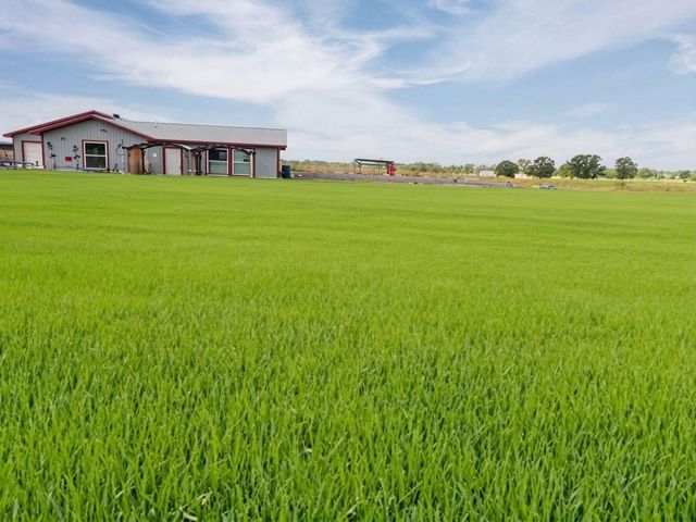 142 Zimmerhanzel Road, Flatonia, TX 78941