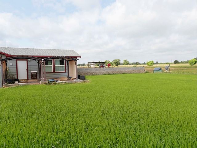 142 Zimmerhanzel Road, Flatonia, TX 78941