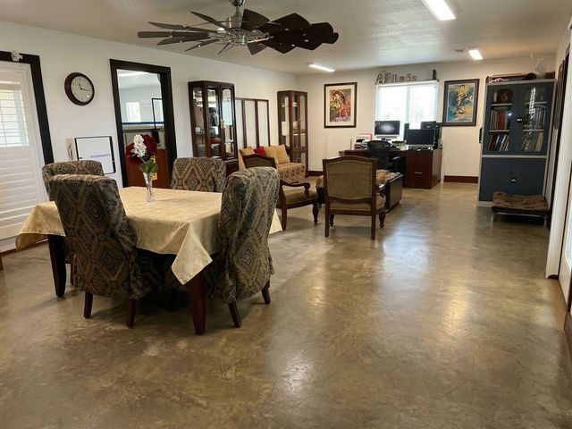 142 Zimmerhanzel Road, Flatonia, TX 78941