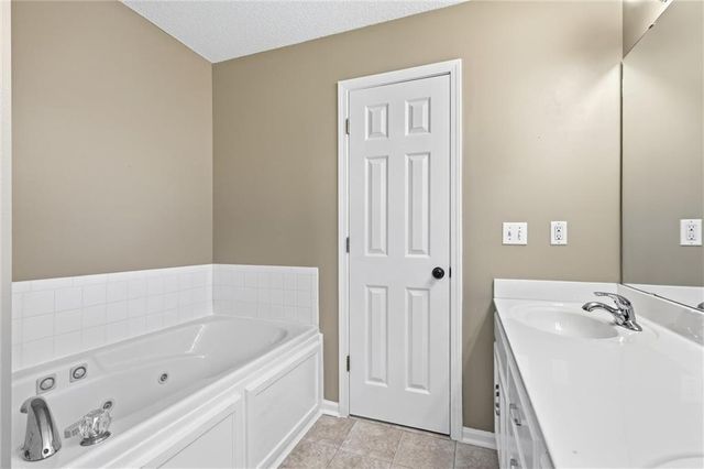 10416 NW 87th Street, Kansas City, MO 64153