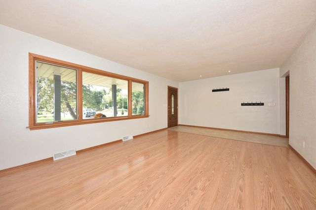 420 W Mequon ROAD, Mequon, WI 53092