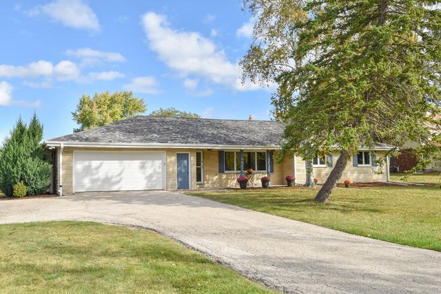 420 W Mequon ROAD, Mequon, WI 53092