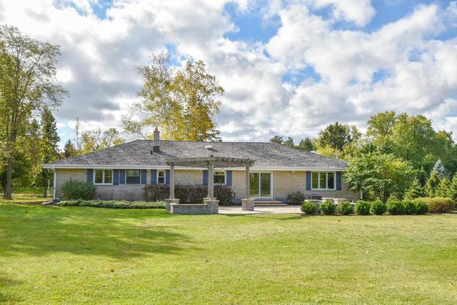 420 W Mequon ROAD, Mequon, WI 53092
