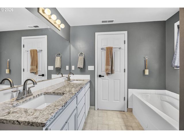 63 CHICKADEE Dr, Kelso, WA 98626