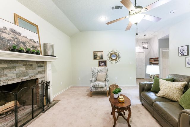 206 Collins Avenue, Sundown, TX 79372