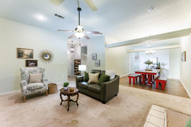 206 Collins Avenue, Sundown, TX 79372